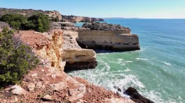 Praia da Marinha Sahili, Yedi Asılı Vadi Yolu 'ndaki kayalıkların ve kayalıkların arasında Percurso dos Sete Vales Suspensos. Algarve, Portekiz