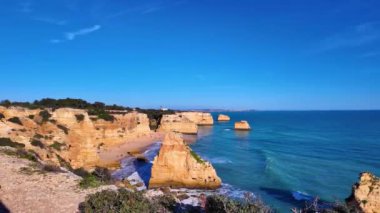 Praia da Marinha Sahili, Yedi Asılı Vadi Yolu 'ndaki kayalıkların ve kayalıkların arasında Percurso dos Sete Vales Suspensos. Algarve, Portekiz