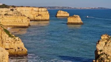 Praia da Marinha Sahili, Yedi Asılı Vadi Yolu 'ndaki kayalıkların ve kayalıkların arasında Percurso dos Sete Vales Suspensos. Algarve, Portekiz