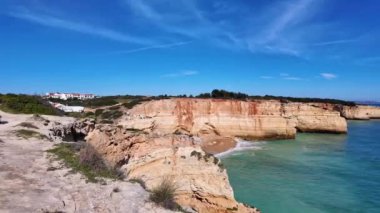 Portekiz kıyıları Benagil, Algarve, Portekiz. Percurso dos Sete Vales Suspensos. Yedi Asılma Vadisi Yolu.