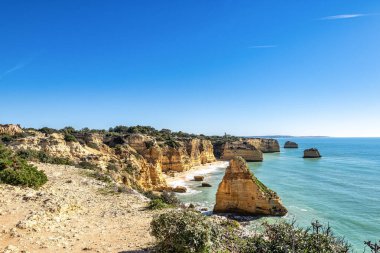 Praia da Marinha Sahili, Yedi Asılı Vadi Yolu 'ndaki kayalıkların ve kayalıkların arasında Percurso dos Sete Vales Suspensos. Algarve, Portekiz
