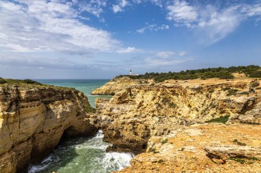 Portekiz kıyıları Benagil, Algarve, Portekiz. Yarımada. Percurso dos Sete Vales Suspensos. Yedi Asılma Vadisi Yolu.