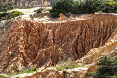 Praia da Marinha Sahili, Yedi Asılı Vadi Yolu 'ndaki kayalıkların ve kayalıkların arasında Percurso dos Sete Vales Suspensos. Algarve, Portekiz