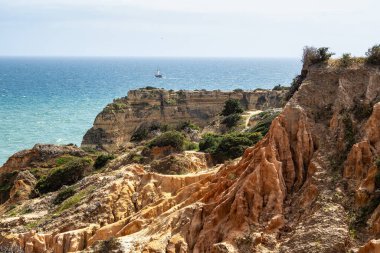 Praia da Marinha Sahili, Yedi Asılı Vadi Yolu 'ndaki kayalıkların ve kayalıkların arasında Percurso dos Sete Vales Suspensos. Algarve, Portekiz