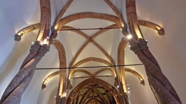 Portekiz 'deki Setubal' li İsa Manastırı 'nın içinde. Eski İsa Manastırı Kilisesi. Portekiz 'deki ilk Manueline tarzı bina.