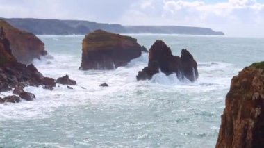 Okyanus manzarası ve mavi gökyüzü, Aljezur 'da Pontal da Carrapateira, Portekiz' de Algarve.