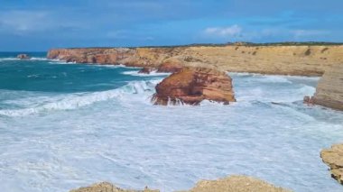 Okyanus manzarası ve mavi gökyüzü, Aljezur 'da Pontal da Carrapateira, Portekiz' de Algarve.