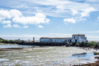 Ria Formosa Doğal Parkı 'ndaki gelgit değirmeni binası, Olhao, Portekiz Algarve
