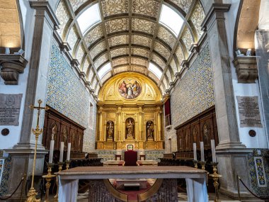 Faro Katedrali 'nin içi, Faro' daki Se Katedrali, Portekiz 'deki Algarve. Duvarları Azulejos fayanslarıyla süslenmiş..