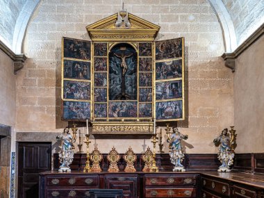 Faro Katedrali 'nin içi, Faro' daki Se Katedrali, Portekiz 'deki Algarve. Duvarları Azulejos fayanslarıyla süslenmiş..