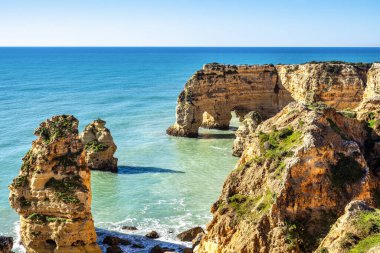 Praia da Marinha Sahili, Yedi Asılı Vadi Yolu 'ndaki kayalıkların ve kayalıkların arasında Percurso dos Sete Vales Suspensos. Algarve, Portekiz