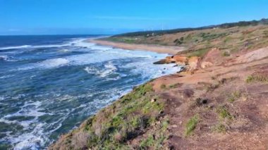 Praia do Norte 'deki deniz fenerinin yanında büyük dalgalar, Portekiz' deki Nazare