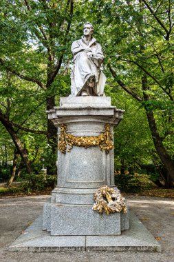 Justus Freiherr von Liebig Anıtı Almanya, Münih 'teki Maximiliansplatz Meydanı' nda. Alman bilim adamı tarımsal ve biyolojik kimyaya - bilime - katkıda bulundu..