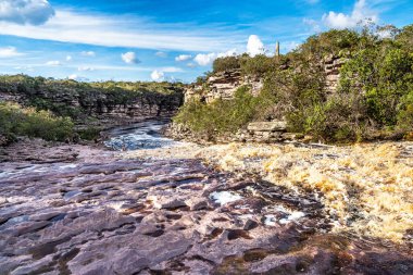 Mucuge, Brezilya - Jan 07, 2024: Mucuge 'deki Tiburtino şelalesi, Chapada Diamantina, Bahia, Brezilya' da kayaların ve taşların üzerinden akıyor. Sempre Viva Parkı
