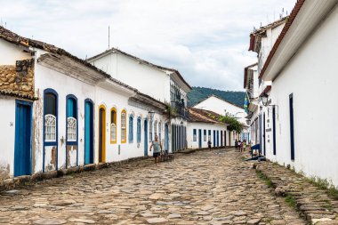 Paraty, Brezilya - 24 Ocak 2024: Paraty, Rio de Janeiro, Brezilya 'da tarihi merkezler ve caddeler. Paraty, Unesco tarafından listelenmiş bir sömürge şehridir.