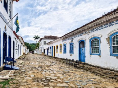 Paraty, Brezilya - 24 Ocak 2024: Paraty, Rio de Janeiro, Brezilya 'da tarihi merkezler ve caddeler. Paraty, Unesco tarafından listelenmiş bir sömürge şehridir.