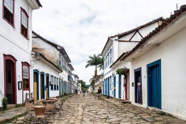 Paraty, Brezilya - 24 Ocak 2024: Paraty, Rio de Janeiro, Brezilya 'da tarihi merkezler ve caddeler. Paraty, Unesco tarafından listelenmiş bir sömürge şehridir.