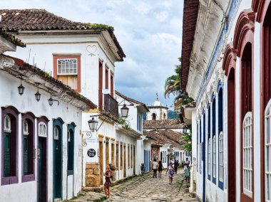 Paraty, Brezilya - 24 Ocak 2024: Paraty, Rio de Janeiro, Brezilya 'da tarihi merkezler ve caddeler. Paraty, Unesco tarafından listelenmiş bir sömürge şehridir.