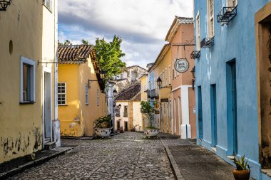 Salvador, Brezilya - 31 Aralık 2023: Brezilya 'nın Salvador da Bahia kentindeki Pelourinho ve Santo Antonio tarihi bölgesinde renkli koloni evleri.