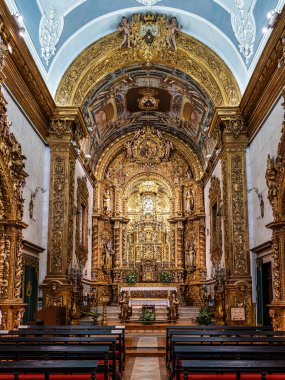 Portekiz 'in eski kenti Faro' daki Carmelite kilisesi Igreja do Carmo 'nun karmaşık altın iç mimarisi. Igreja da Ordem Terceira de Nossa Senhora do Monte do Carmo
