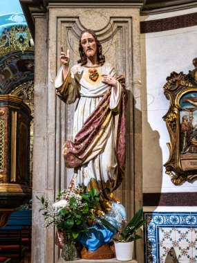 Portekiz 'in eski kenti Faro' daki Carmelite kilisesi Igreja do Carmo 'nun karmaşık altın iç mimarisi. Igreja da Ordem Terceira de Nossa Senhora do Monte do Carmo