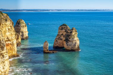 Ponta da Piedade, Portekiz 'in Algrave şehrinde bulunan ünlü mağaraları olan eşsiz bir kaya oluşumudur. Portekiz 'in bir numaralı cazibesi
