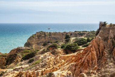 Praia da Marinha Sahili, Yedi Asılı Vadi Yolu 'ndaki kayalıkların ve kayalıkların arasında Percurso dos Sete Vales Suspensos. Algarve, Portekiz