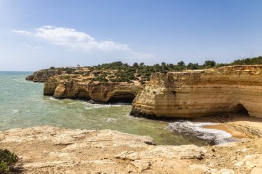 Portekiz kıyıları Benagil, Algarve, Portekiz. Praia da Corredoura 'da. Percurso dos Sete Vales Suspensos. Yedi Asılma Vadisi Yolu.