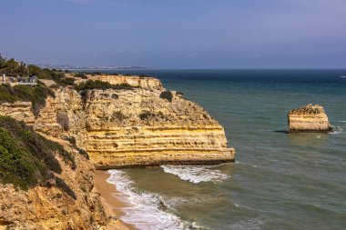 Praia da Marinha Sahili, Yedi Asılı Vadi Yolu 'ndaki kayalıkların ve kayalıkların arasında Percurso dos Sete Vales Suspensos. Algarve, Portekiz