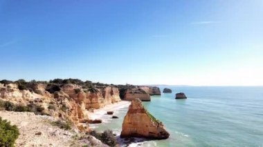 Praia da Marinha Sahili, Yedi Asılı Vadi Yolu 'ndaki kayalıkların ve kayalıkların arasında Percurso dos Sete Vales Suspensos. Algarve, Portekiz