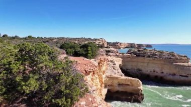 Praia da Marinha Sahili, Yedi Asılı Vadi Yolu 'ndaki kayalıkların ve kayalıkların arasında Percurso dos Sete Vales Suspensos. Algarve, Portekiz