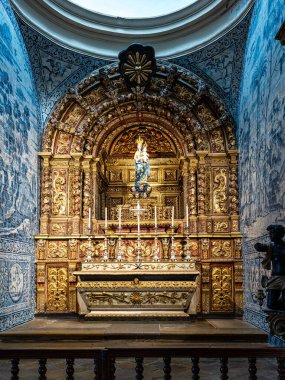 Faro Katedrali 'nin içi, Faro' daki Se Katedrali, Portekiz 'deki Algarve. Duvarları Azulejos fayanslarıyla süslenmiş..