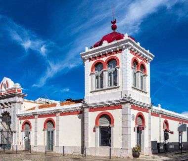 Portekiz 'in Algarve şehrindeki ünlü Moorish tarzı market salonu. İkonik yerel bakkal ve balık pazarı.