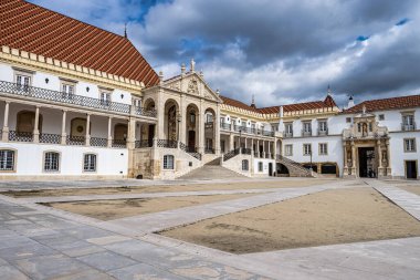 Coimbra Üniversitesi avlusu, Portekiz 'deki Coimbra Kraliyet Sarayı