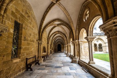 Eski Coimbra Katedrali 'nin Gotik Manastırı, Portekiz' deki Se Velha de Coimbra. Portekiz 'in en önemli Roma binalarından biridir ve Portekiz' in kuzeyindeki Coimbra şehrinin simgesidir..