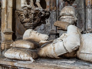 Portekiz, Coimbra 'daki Santa Cruz Manastırı' nın mezarları. 1131 'de kurulan Portekiz' in ilk iki kralının mezarları Portekiz monarşisinin ilk günlerindeki en önemli mezarlardı..