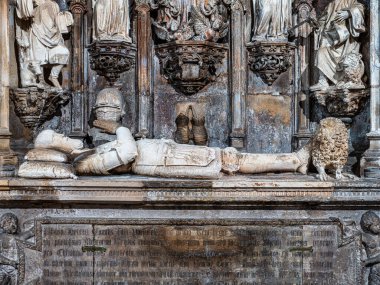 Portekiz, Coimbra 'daki Santa Cruz Manastırı' nın mezarları. 1131 'de kurulan Portekiz' in ilk iki kralının mezarları Portekiz monarşisinin ilk günlerindeki en önemli mezarlardı..
