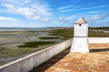 Ria Formosa Doğal Parkı 'ndaki gelgit değirmeni binası, Olhao, Portekiz Algarve