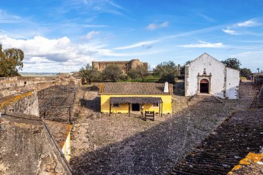 Algarve Portekiz 'deki Castro Marim Köyü' ndeki Castro Marim Şatosu manzarası.