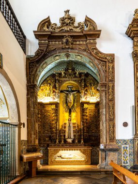 Faro Katedrali 'nin içi, Faro' daki Se Katedrali, Portekiz 'deki Algarve. Duvarları Azulejos fayanslarıyla süslenmiş..