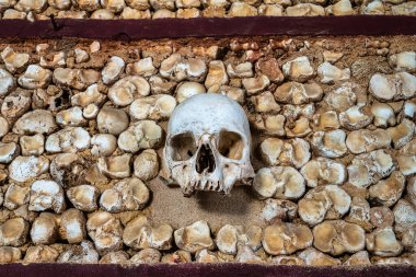 Portekiz şapeli Capela Dos Ossos, Portekiz 'deki Algarve' de Faro 'da Igreja do Carmo' nun yanında Bones şapeli. Eski duvar mezarları ve mezarları ürkütücü kemikleri ve ölü karmelit rahiplerin kafataslarıyla dolu..