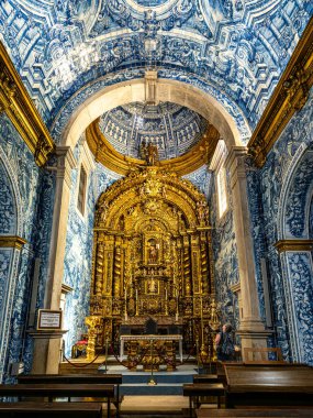 Portekiz, Almancil 'deki Igreja de Sao Lourenco kilisesinin mihrabında dini heykeller ve azulejos fayanslarıyla.