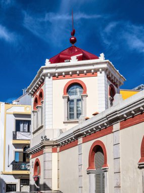 Portekiz 'in Algarve şehrindeki ünlü Moorish tarzı market salonu. İkonik yerel bakkal ve balık pazarı.