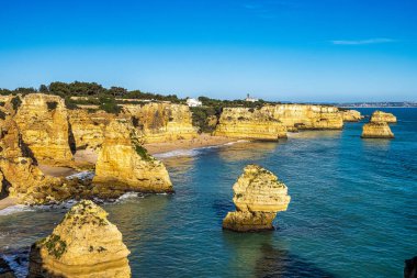 Praia da Marinha Sahili, Yedi Asılı Vadi Yolu 'ndaki kayalıkların ve kayalıkların arasında Percurso dos Sete Vales Suspensos. Algarve, Portekiz