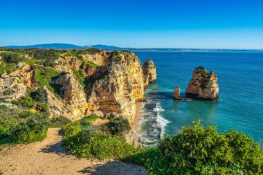 Ponta da Piedade, Portekiz 'in Algrave şehrinde bulunan ünlü mağaraları olan eşsiz bir kaya oluşumudur. Portekiz 'in bir numaralı cazibesi