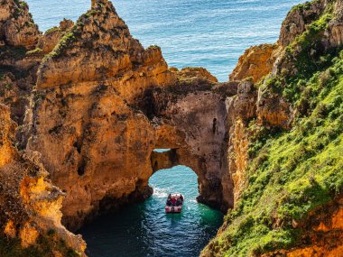 Ponta da Piedade, Portekiz 'in Algrave şehrinde bulunan ünlü mağaraları olan eşsiz bir kaya oluşumudur. Portekiz 'in bir numaralı cazibesi