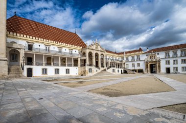 Coimbra Üniversitesi avlusu, Portekiz 'deki Coimbra Kraliyet Sarayı
