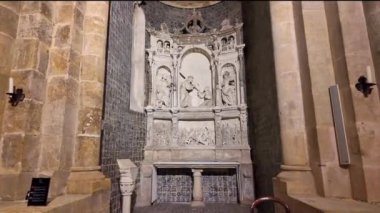 Eski Coimbra Katedrali 'nin Gotik Manastırı, Portekiz' deki Se Velha de Coimbra. Portekiz 'in en önemli Roma binalarından biridir ve Portekiz' in kuzeyindeki Coimbra şehrinin simgesidir..