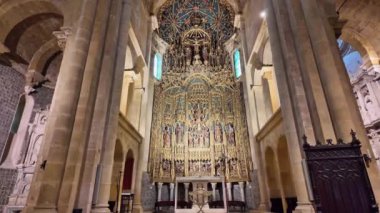 Eski Coimbra Katedrali 'nin Gotik Manastırı, Portekiz' deki Se Velha de Coimbra. Portekiz 'in en önemli Roma binalarından biridir ve Portekiz' in kuzeyindeki Coimbra şehrinin simgesidir..