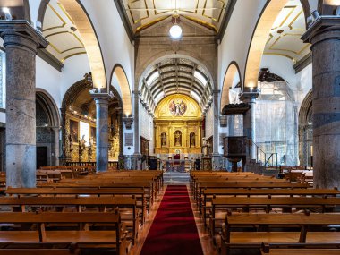 Faro Katedrali 'nin içi, Faro' daki Se Katedrali, Portekiz 'deki Algarve. Duvarları Azulejos fayanslarıyla süslenmiş..